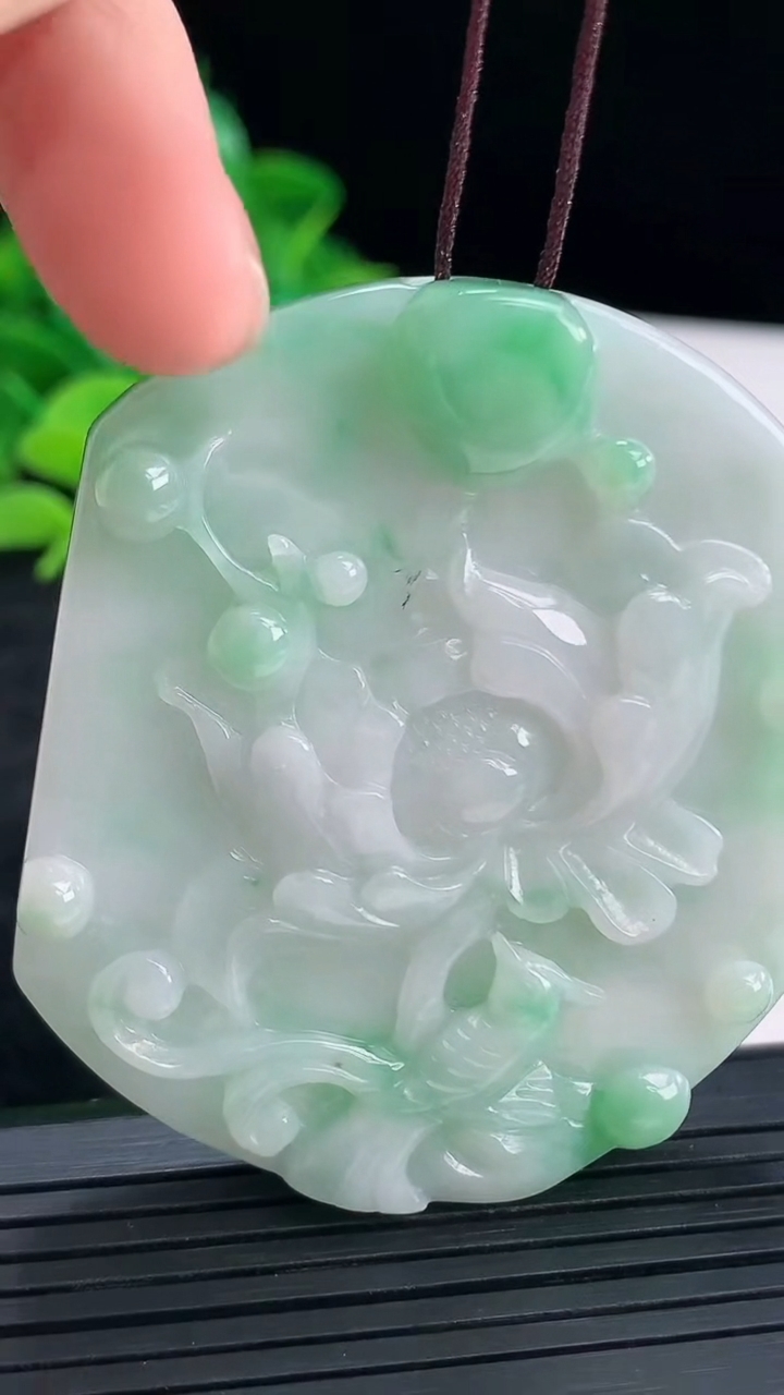 天然A货翡翠鸟语花香吊坠尺寸56.1-49.5-8.1重量:40.46g
4月14日