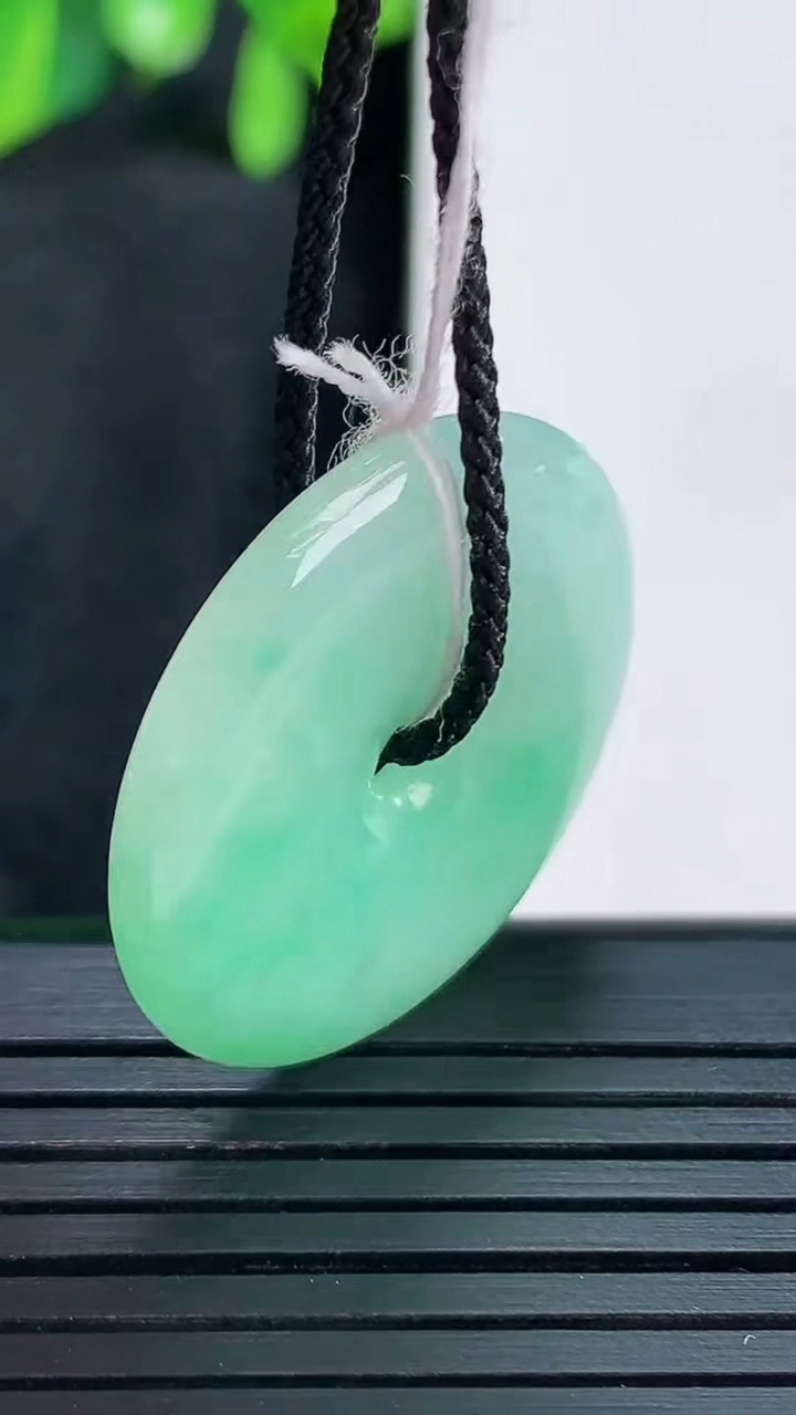 天然A货翡翠平安扣吊坠尺寸27.1-4.6重量:7.59g
4月14日