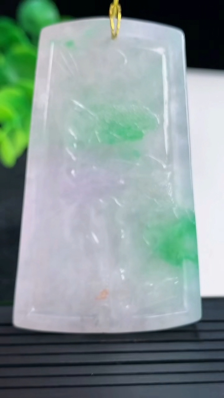 天然A货翡翠山水牌吊坠尺寸62.4-38.3-7.5重量:48.37g
4月14日