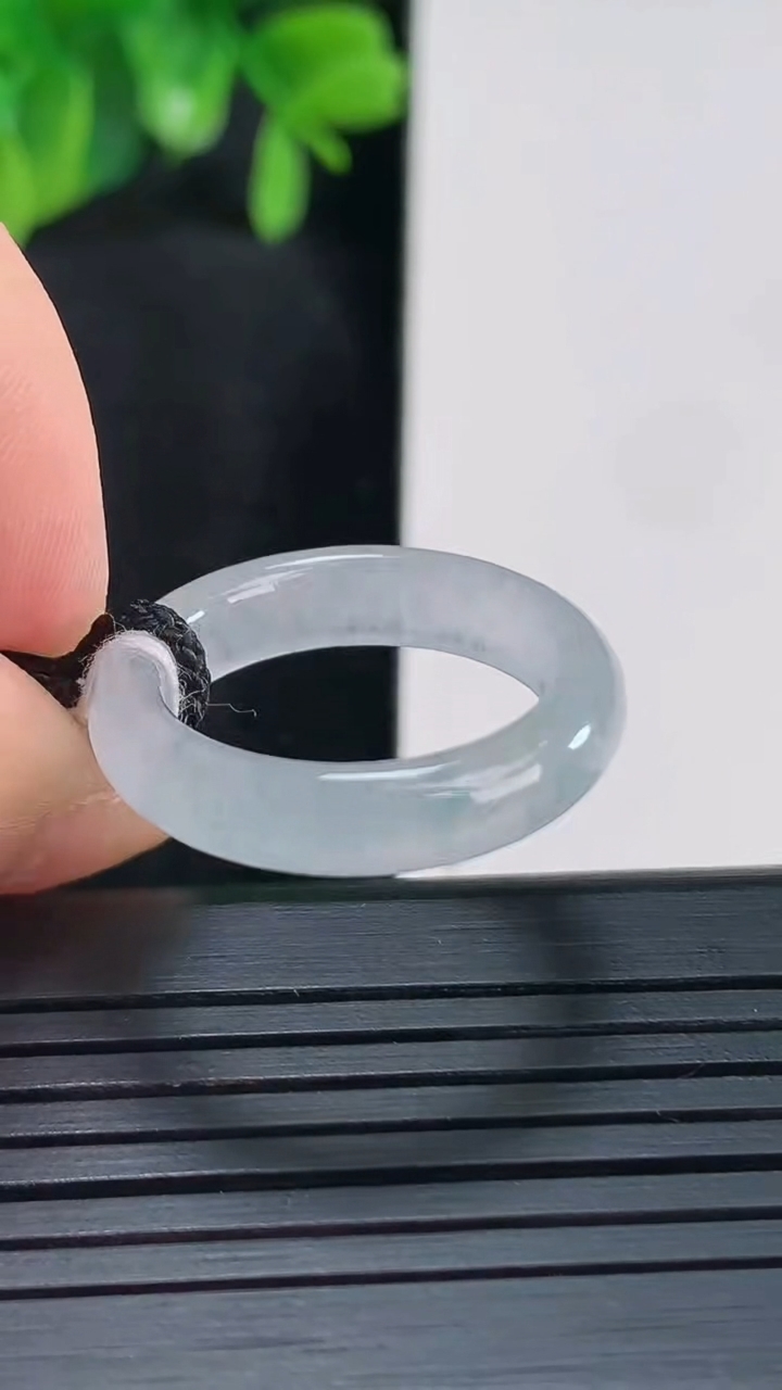 天然A货翡翠飘花指环戒指尺寸17.9-4.9-3.6重量:3.44g2026年4月14日
工厂直销收藏佳品,种好水足，色泽均匀，有种有色，上手高大气！