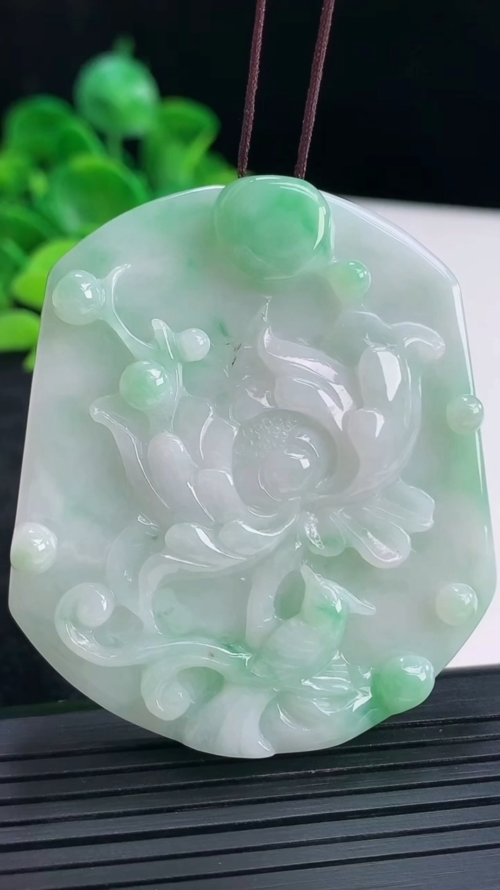 天然A货翡翠鸟语花香吊坠尺寸56.1-49.5-8.1重量:40.46g
4月14日