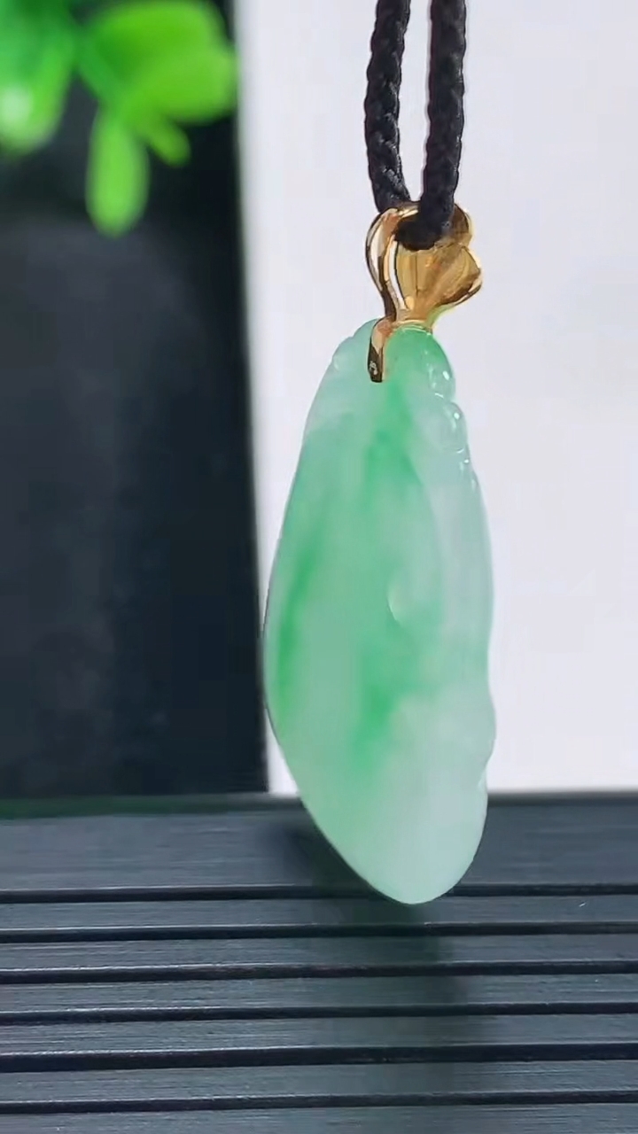 天然A货翡翠如意吊坠尺寸36.2-17.2-4重量:4.22g
4月14日