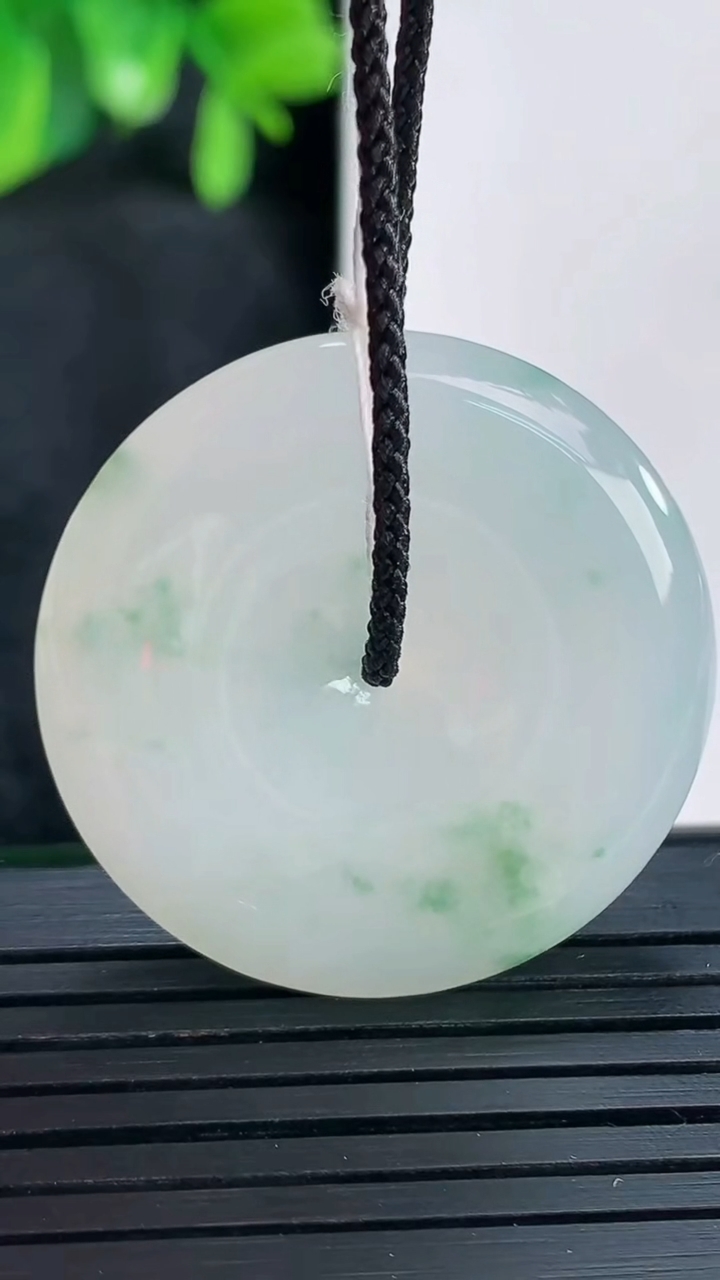 天然A货翡翠飘花平安扣吊坠尺寸31.6-5.7重量:12.62g
4月14日