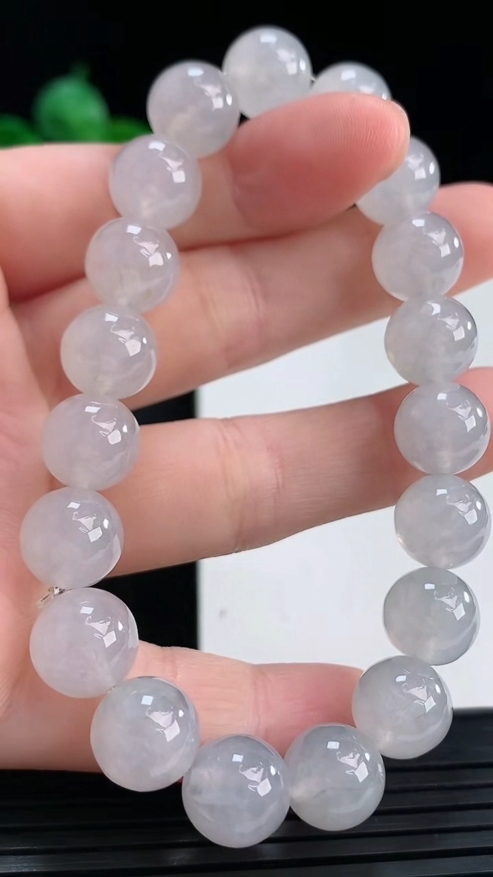 天然A货翡翠圆珠手串尺寸10-19颗重量:35.23g4月14日
工厂直销收藏佳品,种好水足，色泽均匀，有种有色，上手高大气！