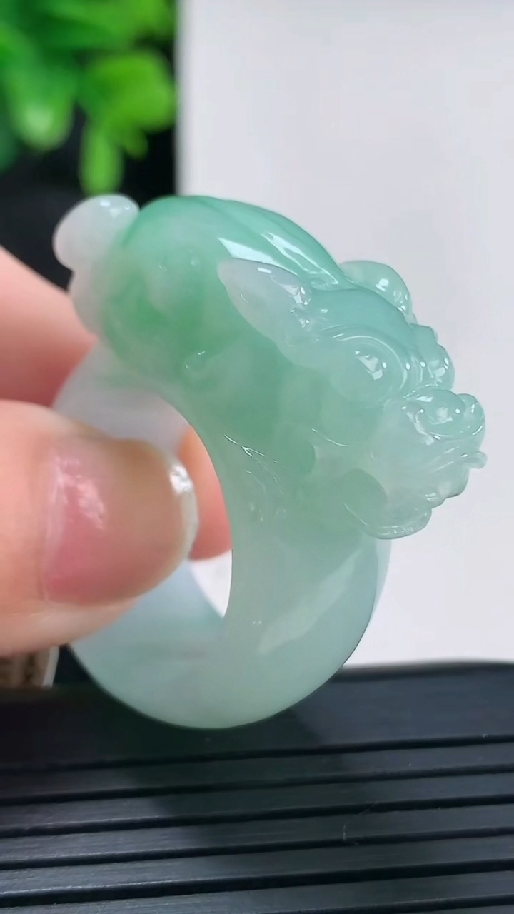 天然A货翡翠貔貅指环扳指尺寸20.5-34.5-12.6重量:22.21g2026年4月14日
工厂直销收藏佳品,种好水足，色泽均匀，有种有色，上手高大气！