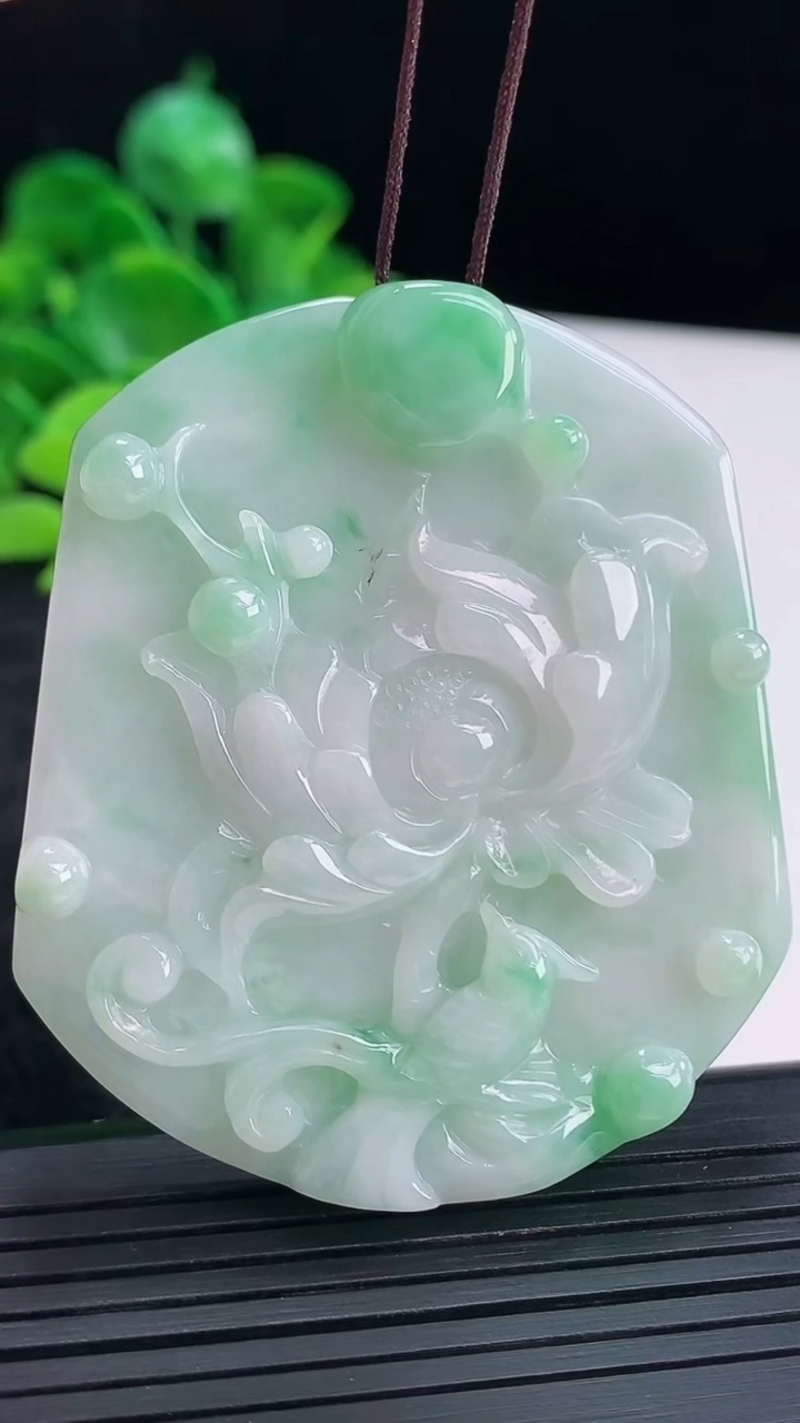 天然A货翡翠鸟语花香吊坠尺寸56.1-49.5-8.1重量:40.46g
4月14日