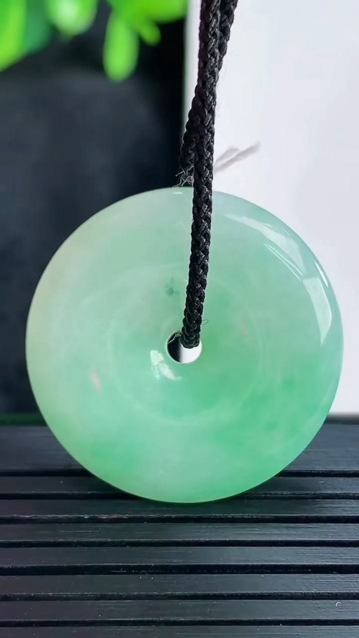 天然A货翡翠平安扣吊坠尺寸27.1-4.6重量:7.59g
4月14日