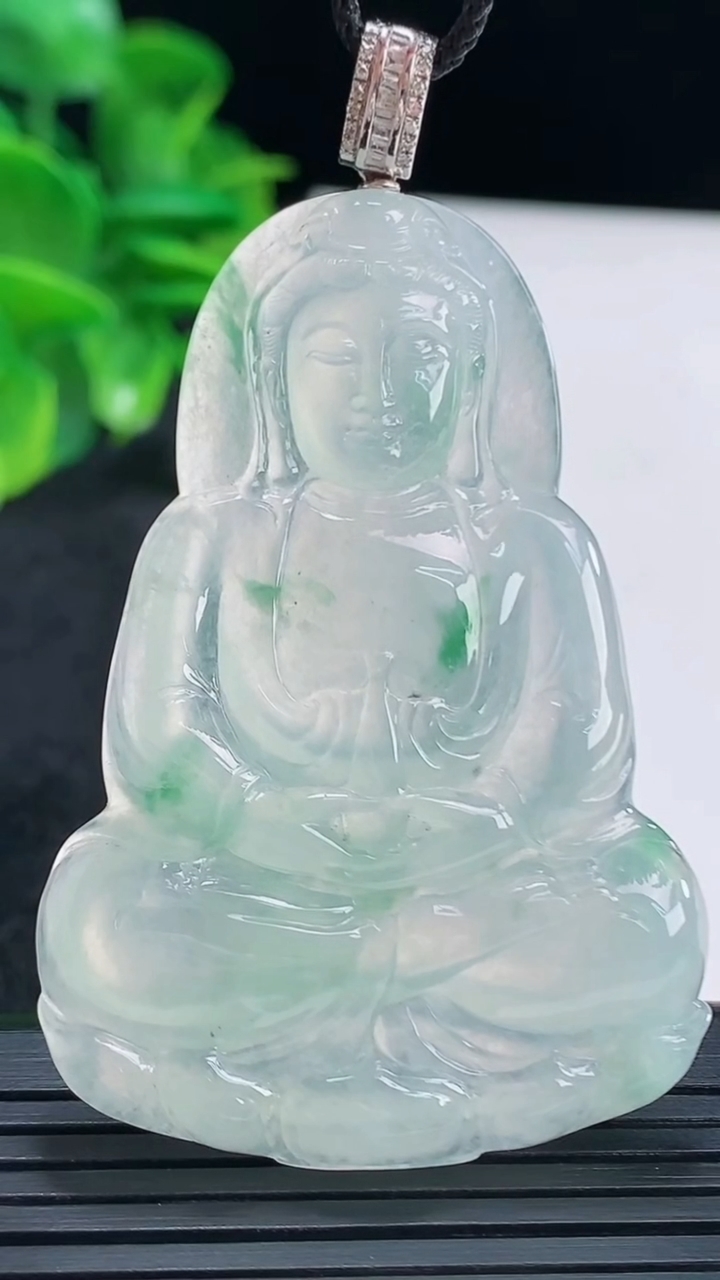 天然A货翡翠种飘花观音菩萨吊坠尺寸55.1-38.5-5.7重量:24.19g
4月14日
