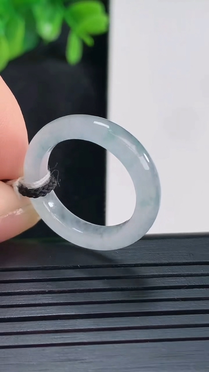 天然A货翡翠飘花指环戒指尺寸17.9-4.9-3.6重量:3.44g2026年4月14日
工厂直销收藏佳品,种好水足，色泽均匀，有种有色，上手高大气！