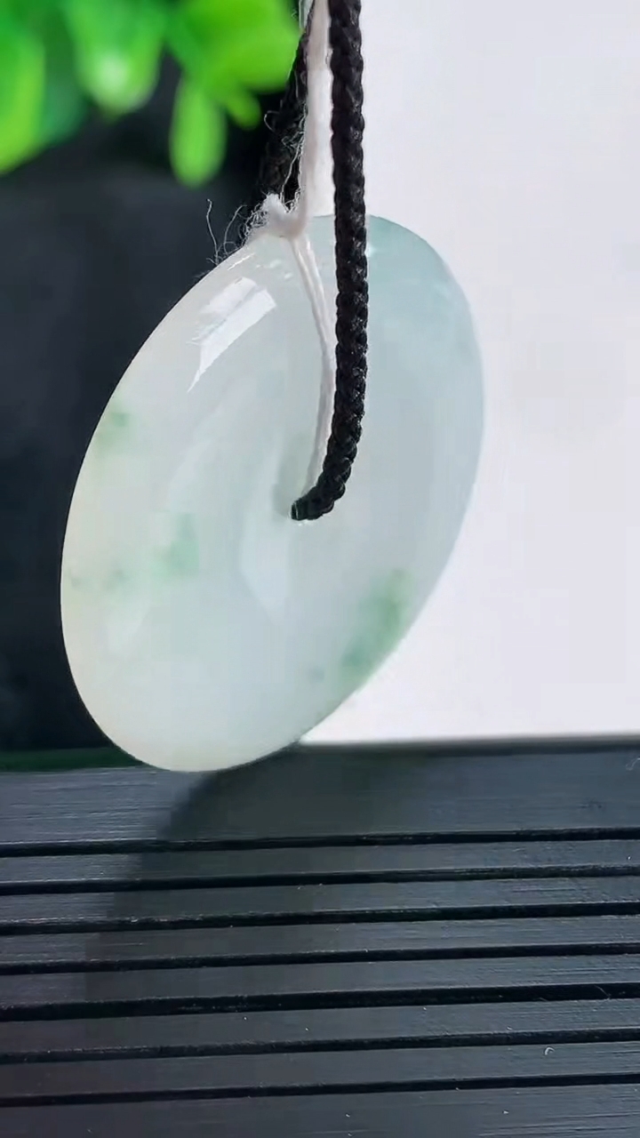 天然A货翡翠飘花平安扣吊坠尺寸31.6-5.7重量:12.62g
4月14日