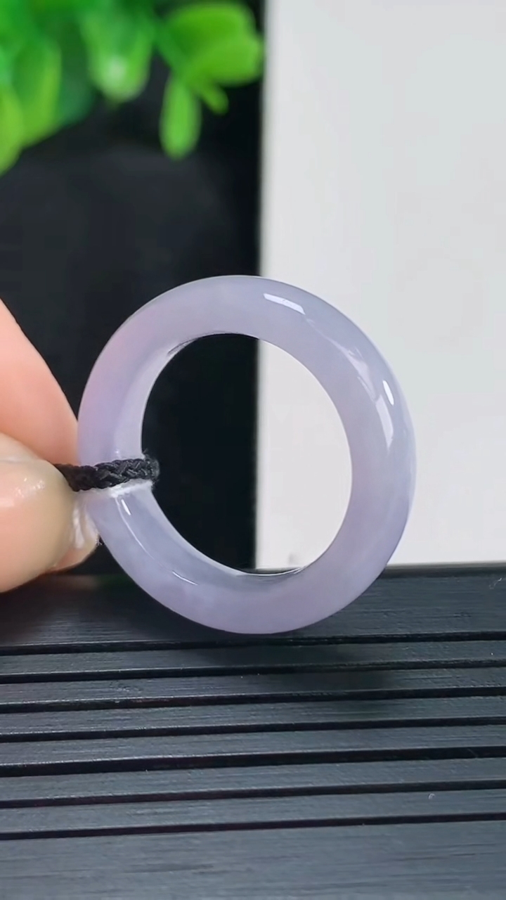 天然A货翡翠紫罗兰指环戒指尺寸18.3-5.8-3.6重量:4.47g2026年4月14日
工厂直销收藏佳品,种好水足，色泽均匀，有种有色，上手高大气！