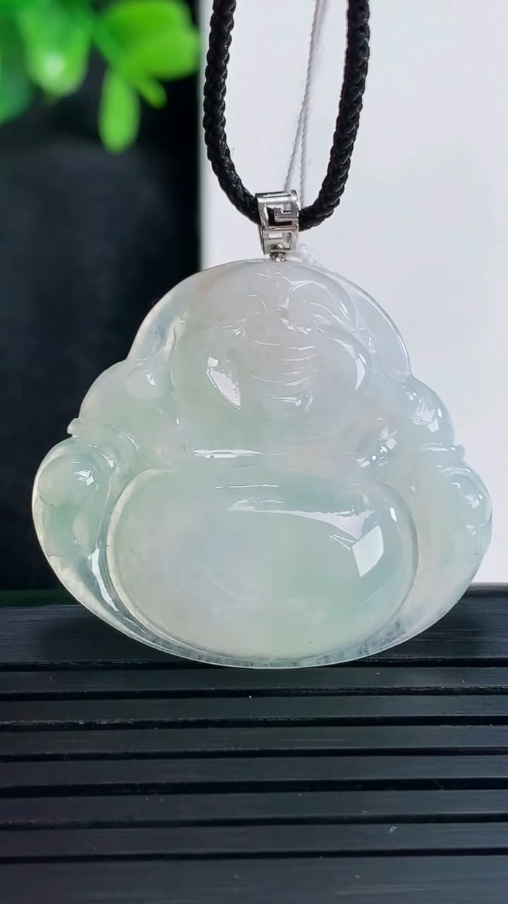 天然A货翡翠18K金飘花佛公吊坠尺寸29.8-33.2-6重量:9.43g
4月14日