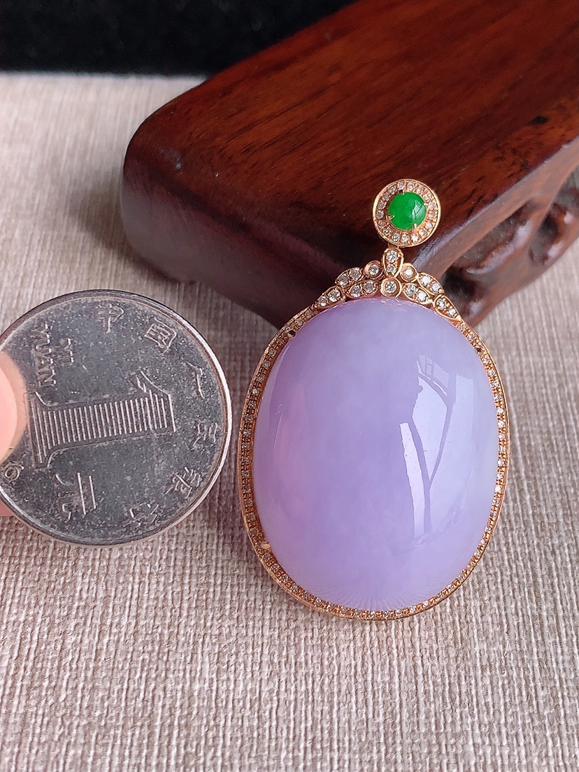 天然A货翡翠18K金伴钻镶嵌紫罗兰鸽子蛋面吊坠 
尺寸44.8-27.3-14.5裸石30.8-24.3mm 重量22.10g 0412