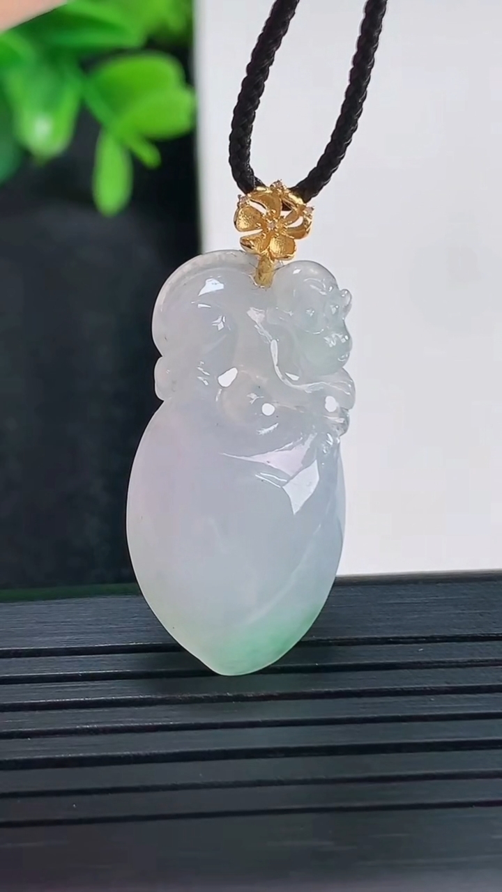 天然A货翡翠寿桃吊坠尺寸35.7-15.9-6.2重量:4.97g
4月14日