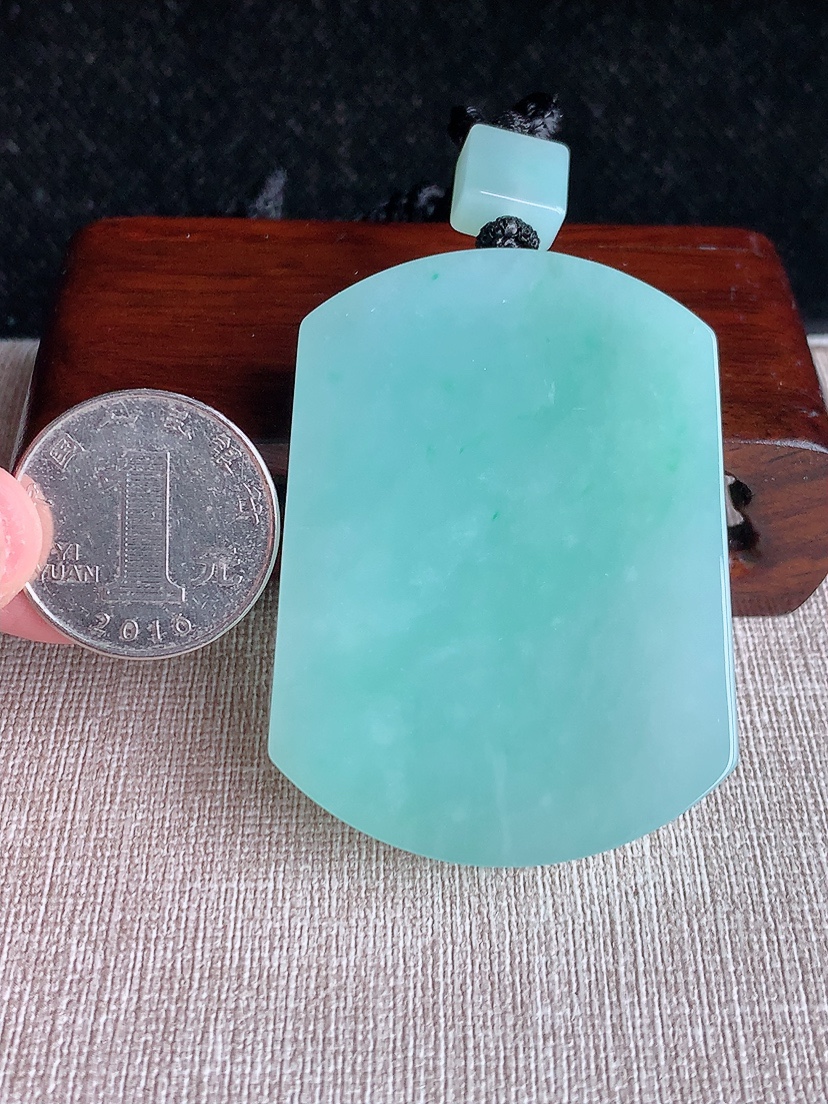 天然A货翡翠满绿无事牌吊坠 
尺寸56.6-41.7-10mm 重量75.90g 0412