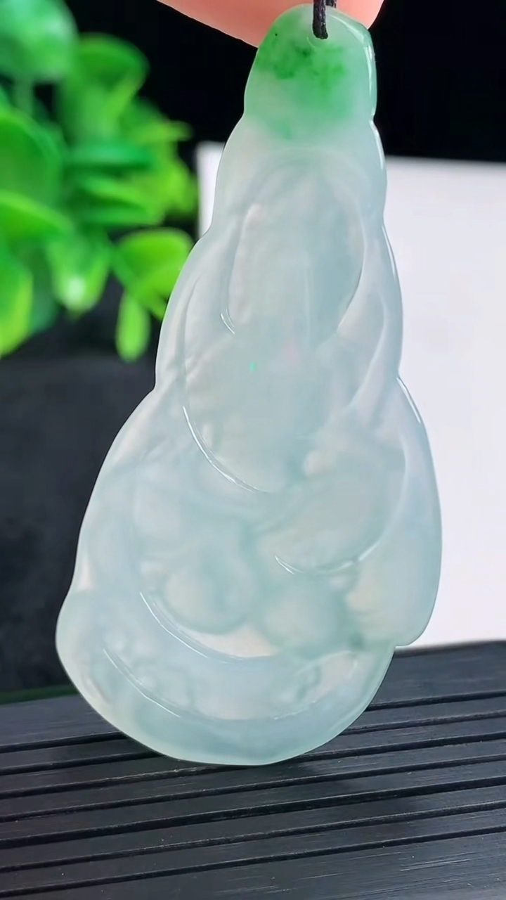 天然A货翡翠观音菩萨吊坠尺寸64.8-30.9-4.5重量:14.39g
4月14日