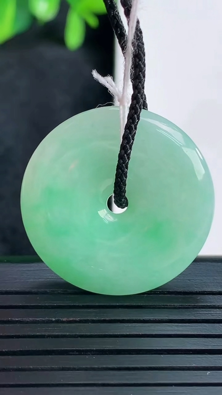 天然A货翡翠平安扣吊坠尺寸27.1-4.6重量:7.59g
4月14日