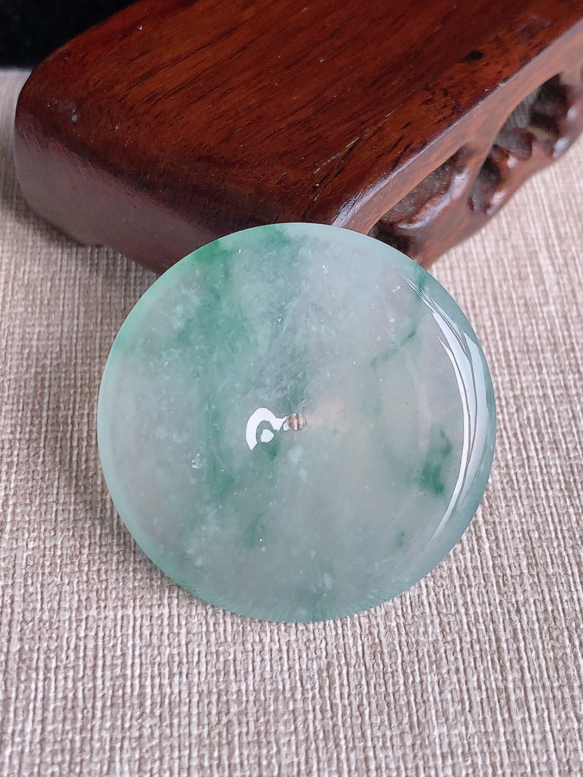 天然A货翡翠飘花大件平安扣吊坠 
尺寸37-5.3mm 重量16.77g 0412