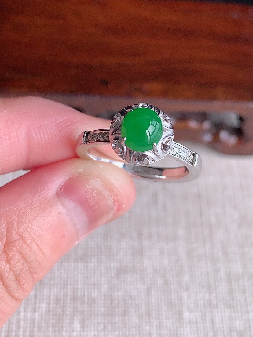 天然A货翡翠18K金伴钻镶嵌阳绿蛋面戒指 圈口17.6裸石
尺寸6.5-6mm 重量4.64g 04