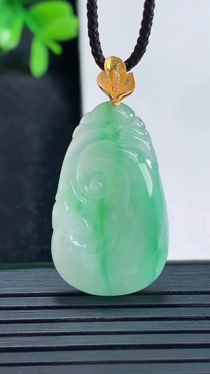天然A货翡翠如意吊坠尺寸36.2-17.2-4重量:4.22g
4月14日