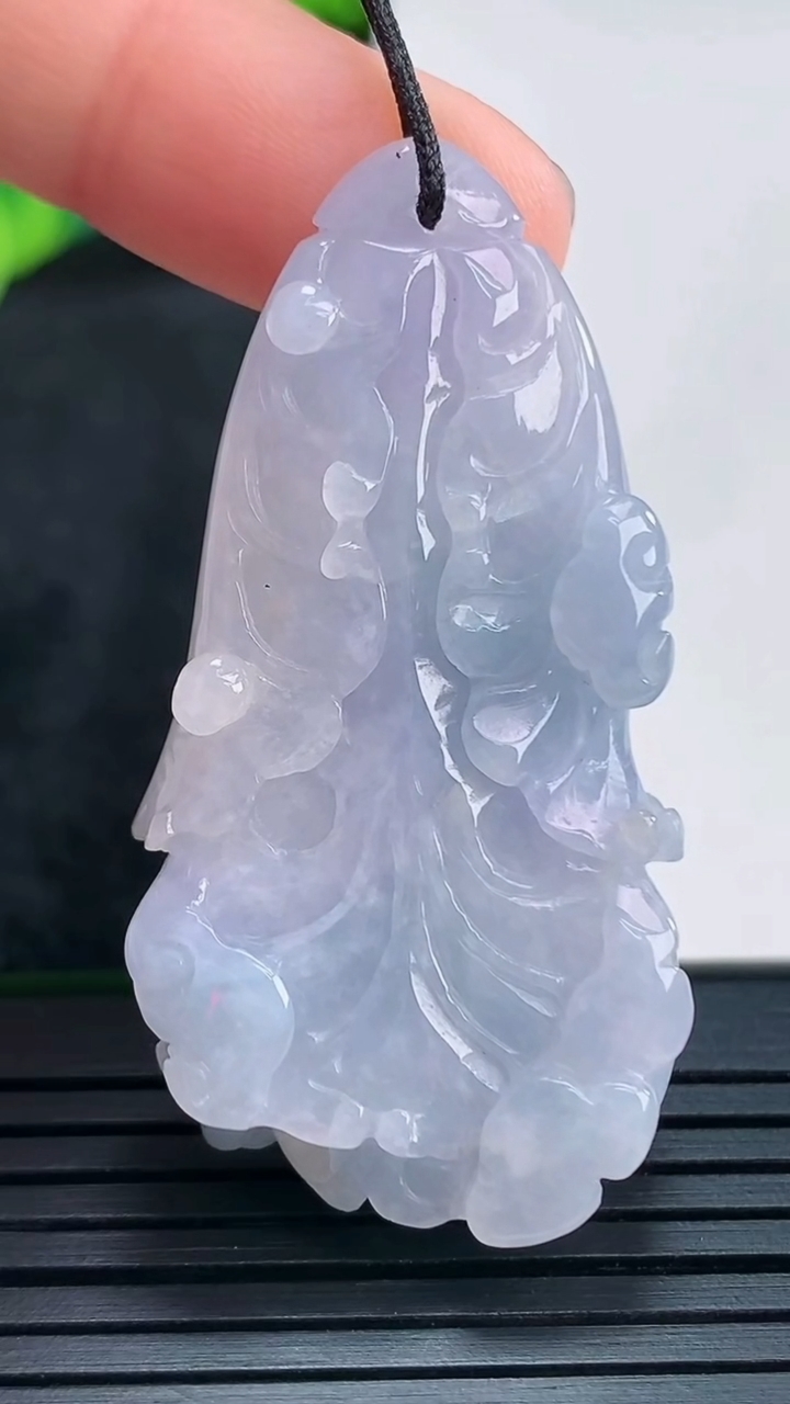 天然A货翡翠紫罗兰白菜吊坠尺寸44.8-24.5-11.2重量:16.47g
4月14日