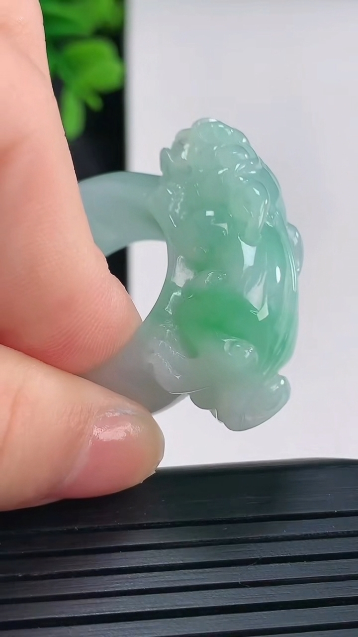 天然A货翡翠貔貅指环扳指尺寸20.5-34.5-12.6重量:22.21g2026年4月14日
工厂直销收藏佳品,种好水足，色泽均匀，有种有色，上手高大气！