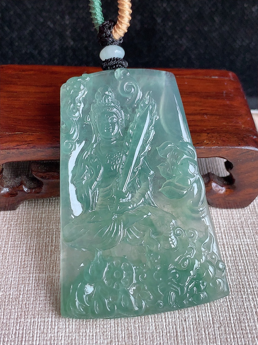天然A货翡翠晴水文殊菩萨吊坠 
尺寸64.7-42-5.5mm 重量40.22g 0412