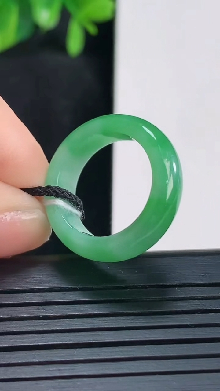 天然A货翡翠指环戒指尺寸16.5-5.7-3.3重量:3.73g2026年4月14日
工厂直销收藏佳