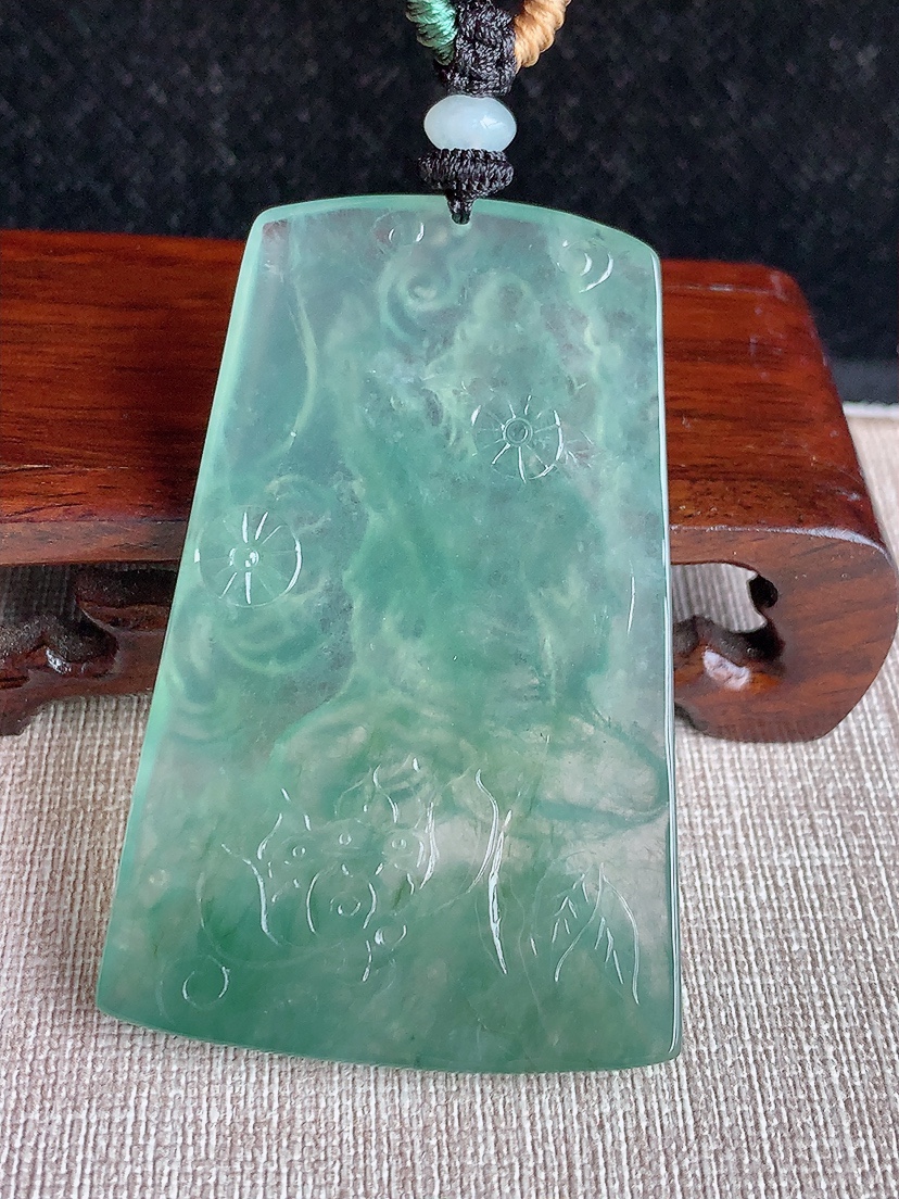 天然A货翡翠晴水文殊菩萨吊坠 
尺寸64.7-42-5.5mm 重量40.22g 0412