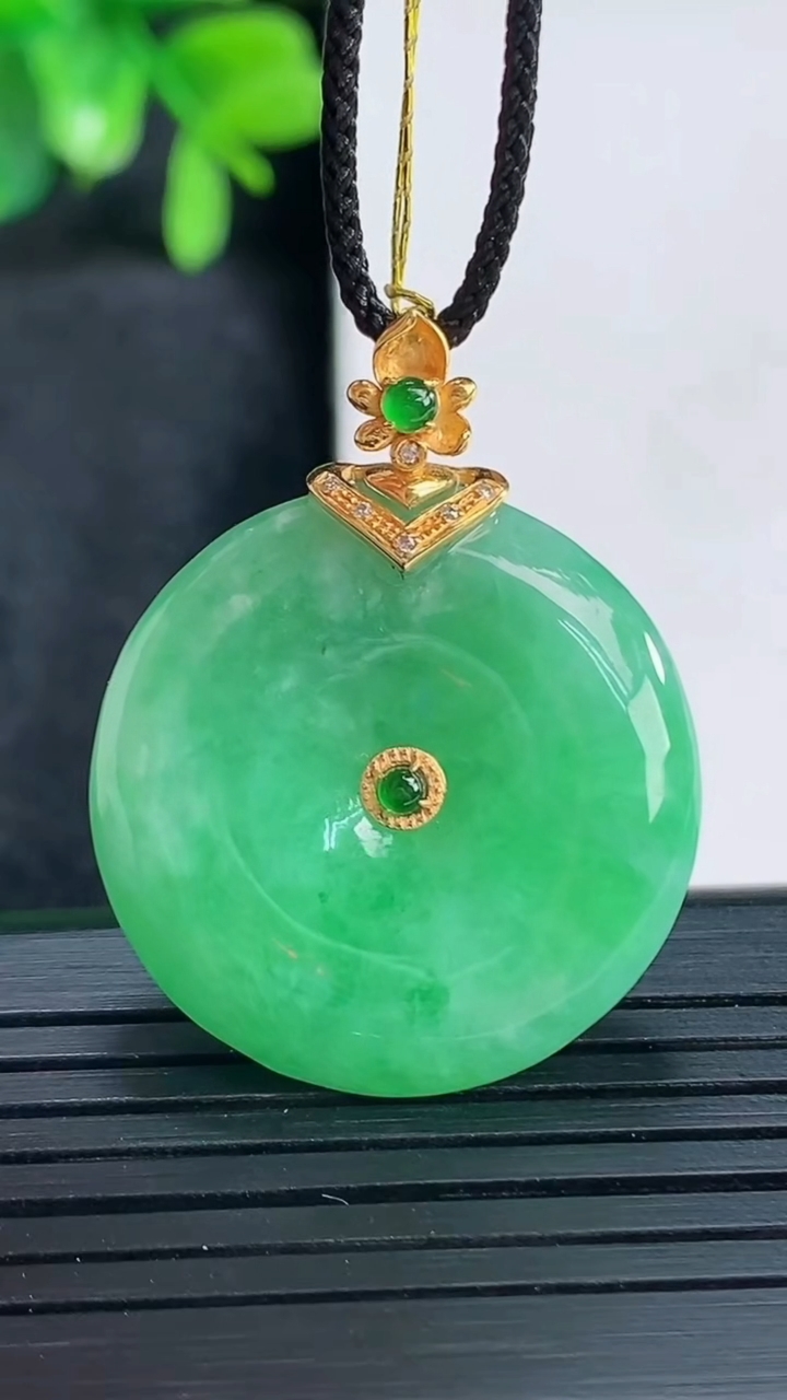 天然A货翡翠平安扣吊坠尺寸26.5-5.8重量:9.73g
4月14日