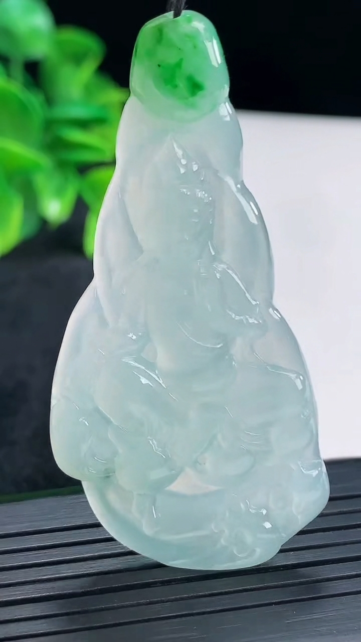 天然A货翡翠观音菩萨吊坠尺寸64.8-30.9-4.5重量:14.39g
4月14日