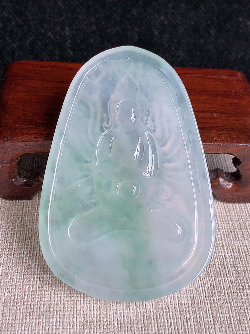 天然A货翡翠晴水千手观音吊坠 
尺寸69.2-46.5-5.8mm 重量32.95g 0412