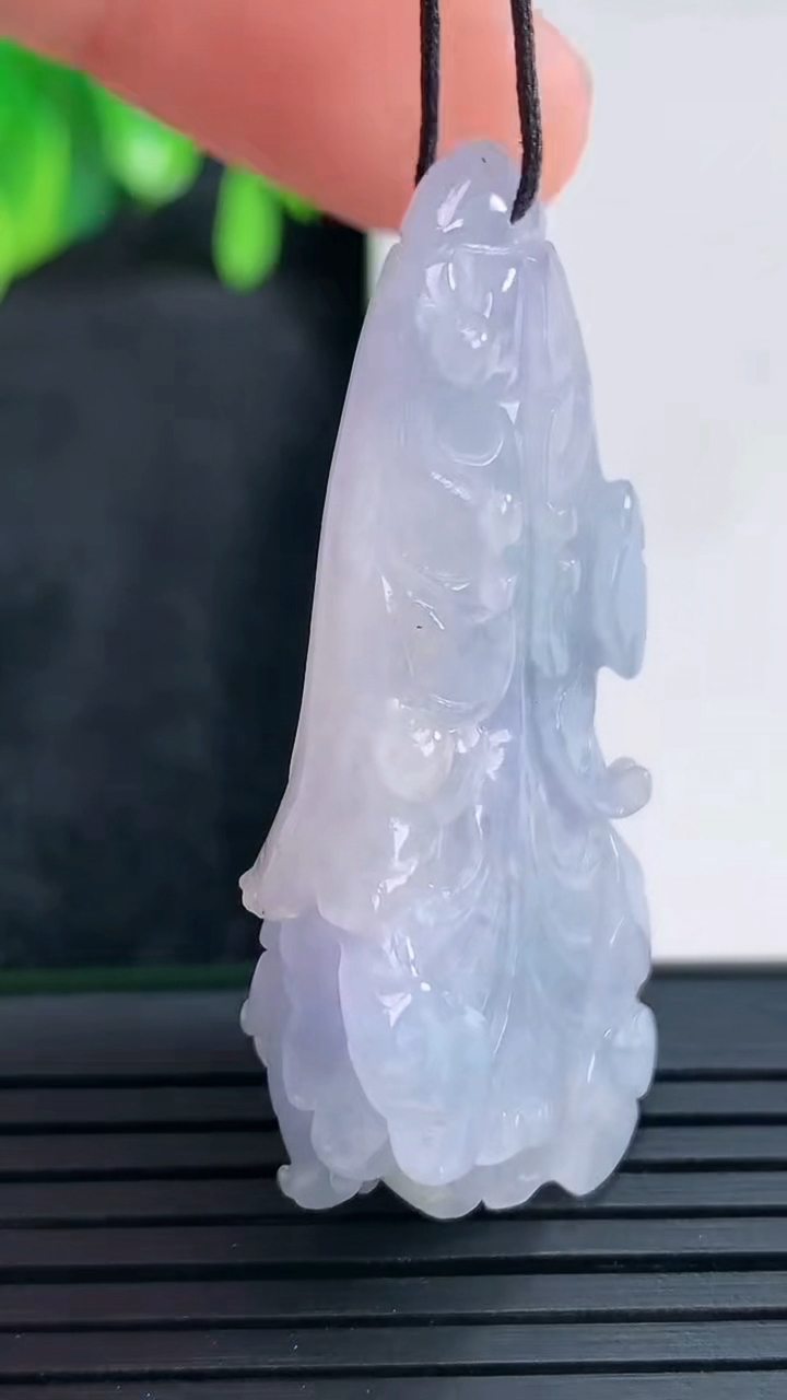 天然A货翡翠紫罗兰白菜吊坠尺寸44.8-24.5-11.2重量:16.47g
4月14日