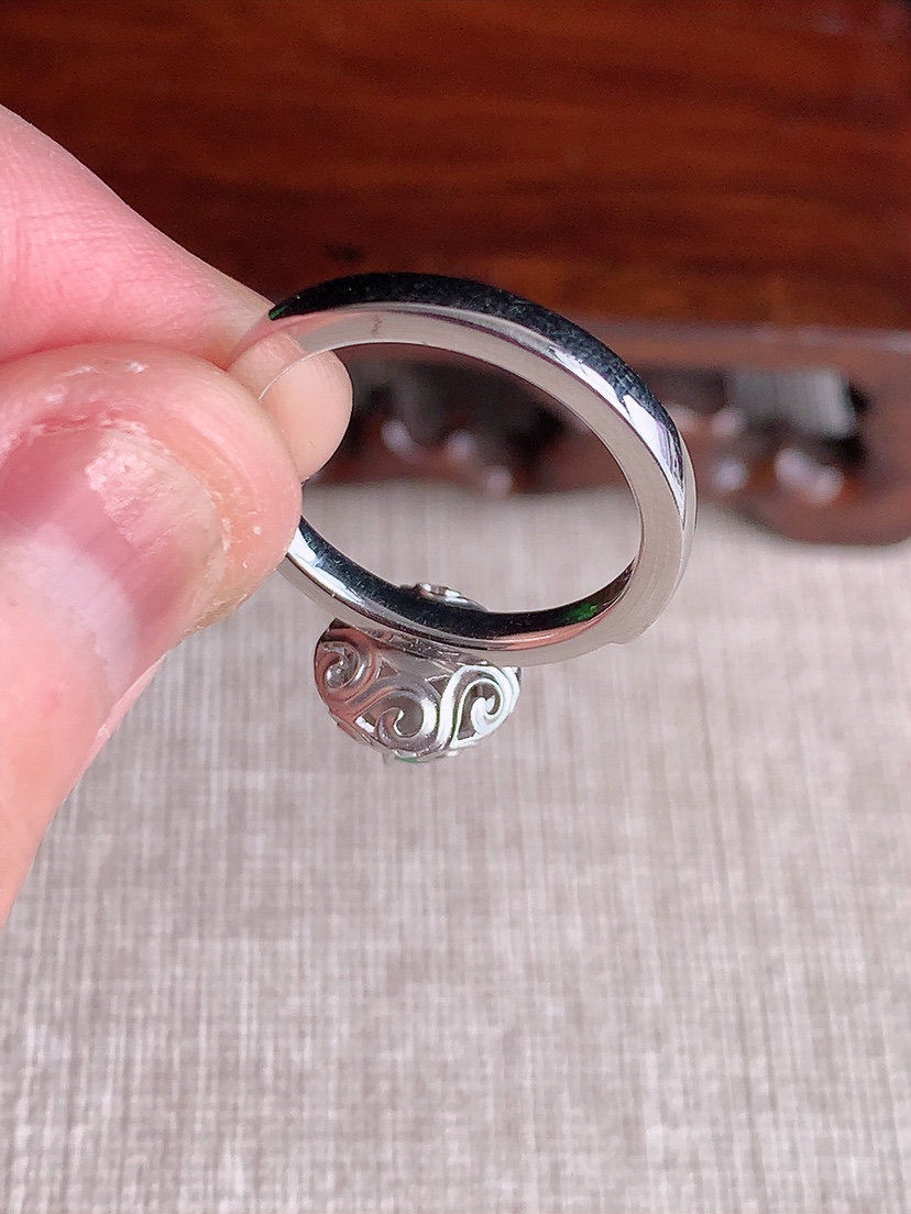 天然A货翡翠18K金伴钻镶嵌阳绿蛋面戒指 圈口17.6裸石
尺寸6.5-6mm 重量4.64g 0412