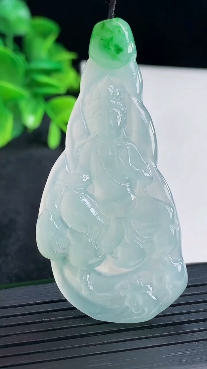 天然A货翡翠观音菩萨吊坠尺寸64.8-30.9-4.5重量:14.39g
4月14日