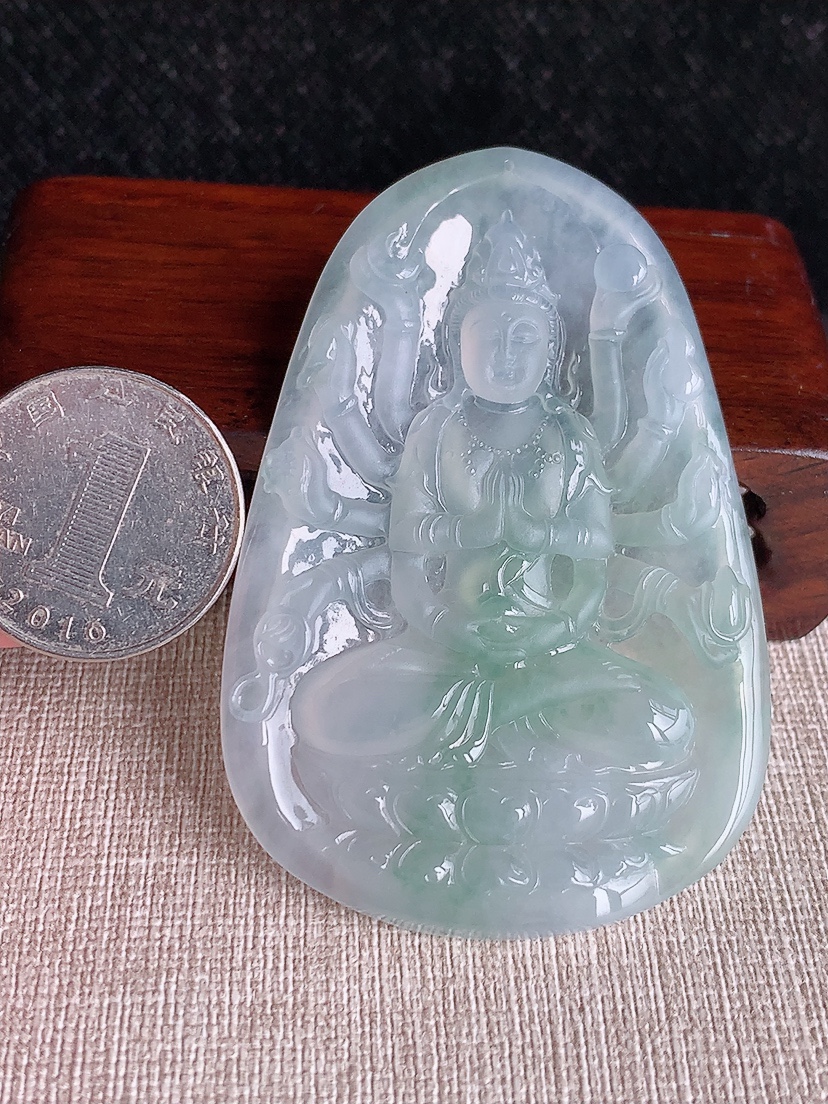 天然A货翡翠晴水千手观音吊坠 
尺寸69.2-46.5-5.8mm 重量32.95g 0412