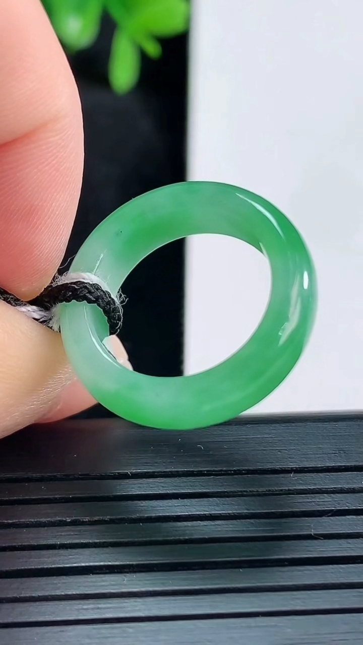 天然A货翡翠指环戒指尺寸16.5-5.7-3.3重量:3.73g2026年4月14日
工厂直销收藏佳品,种好水足，色泽均匀，有种有色，上手高大气！