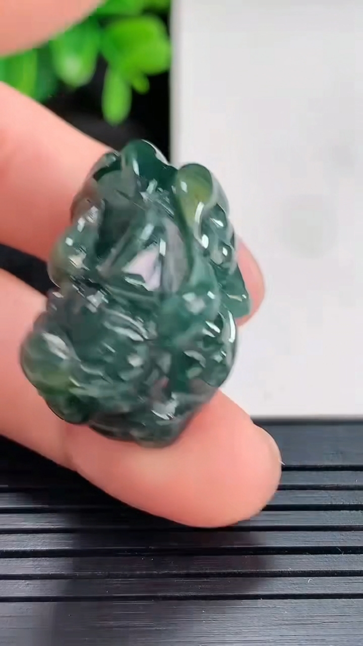 天然A货翡翠貔貅吊坠尺寸27.4-16.9-16.4重量:15.97g
4月14日