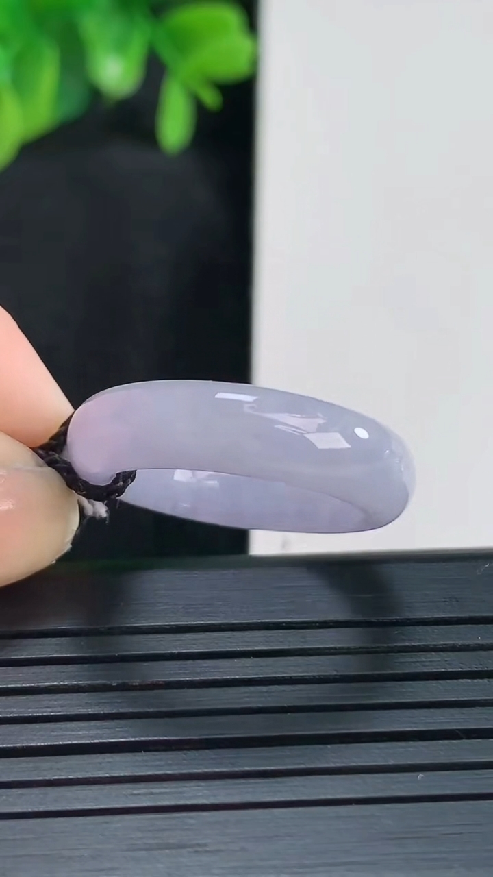 天然A货翡翠紫罗兰指环戒指尺寸18.3-5.8-3.6重量:4.47g2026年4月14日
工厂直销收藏佳品,种好水足，色泽均匀，有种有色，上手高大气！