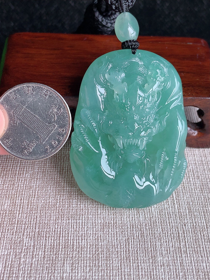 天然A货翡翠满绿龙牌吊坠 
尺寸51.7-38.3-12.5mm 重量53.36g 0412