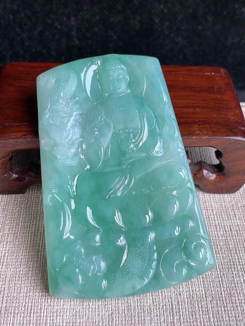 天然A货翡翠晴水大日如来吊坠 
尺寸69.8-45.2-5.2mm 重量45.60g 0412