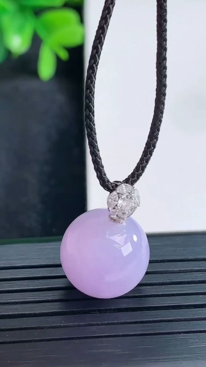 天然A货翡翠18K金紫罗兰圆珠吊坠尺寸13.9重量:5.24g4月14日
工厂直销收藏佳品,种好水足，色泽均匀，有种有色，上手高大气！