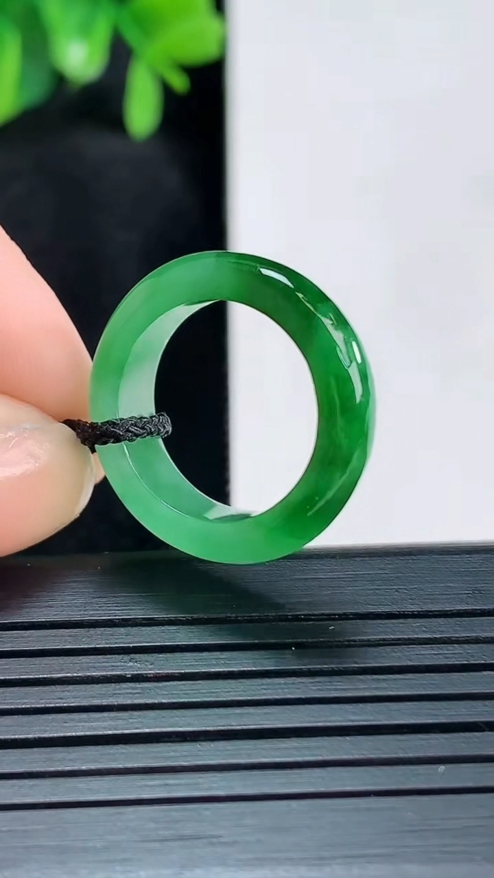 天然A货翡翠指环戒指尺寸15.9-4.9-3重量:3.02g2026年4月14日
工厂直销收藏佳品,种好水足，色泽均匀，有种有色，上手高大气！