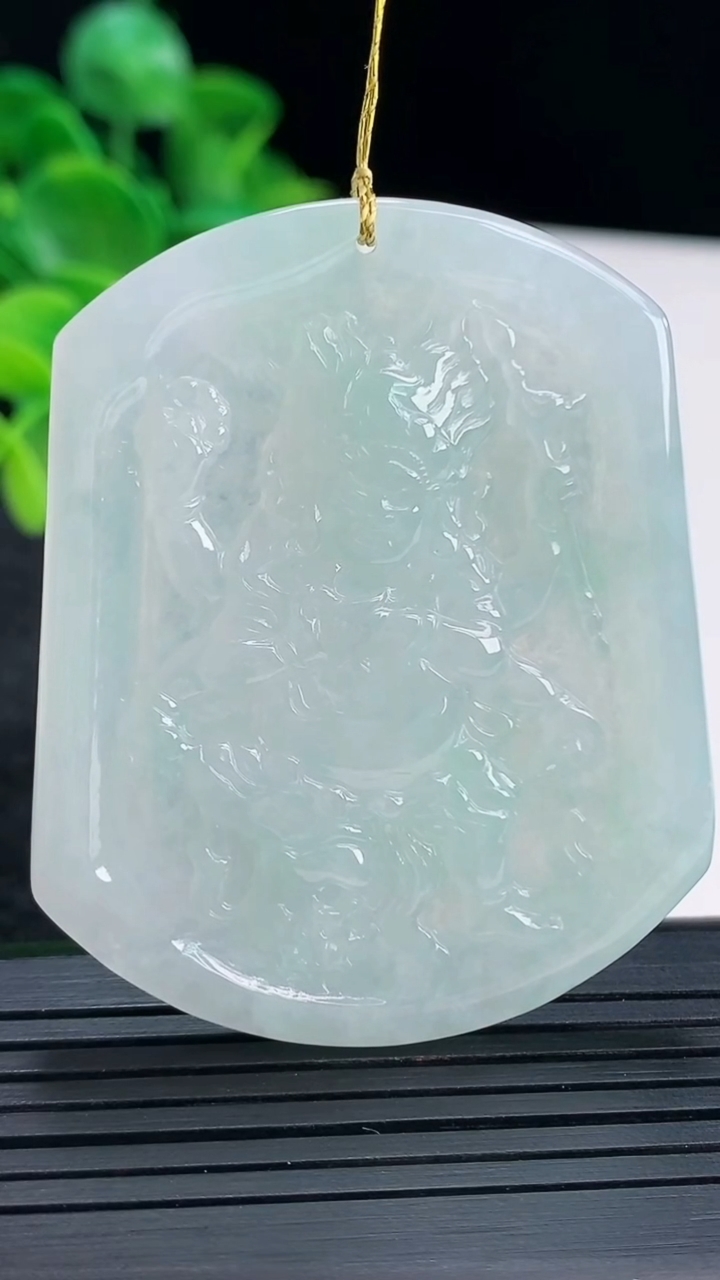 天然A货翡翠不动明王吊坠尺寸54.7-44.4-4.3重量:27.45g
4月14日