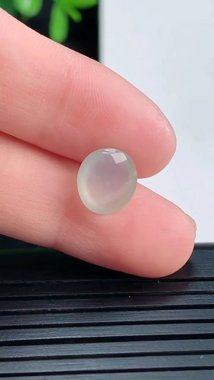 天然A货翡翠蛋面镶嵌件尺寸9.2-8.7-4.1重量:0.65g
4月14日