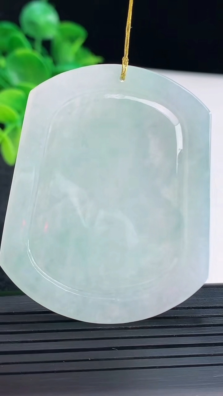 天然A货翡翠不动明王吊坠尺寸54.7-44.4-4.3重量:27.45g
4月14日