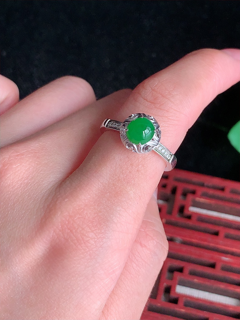 天然A货翡翠18K金伴钻镶嵌阳绿蛋面戒指 圈口17.6裸石
尺寸6.5-6mm 重量4.64g 0412