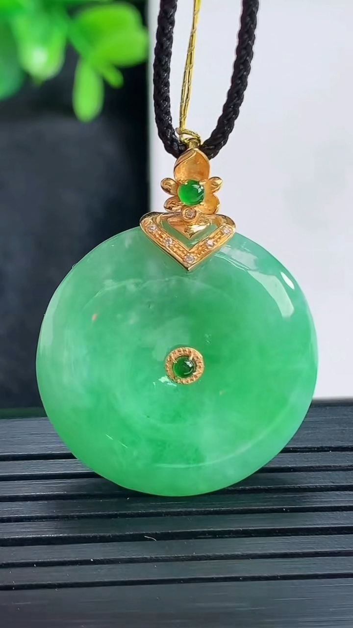 天然A货翡翠平安扣吊坠尺寸26.5-5.8重量:9.73g
4月14日