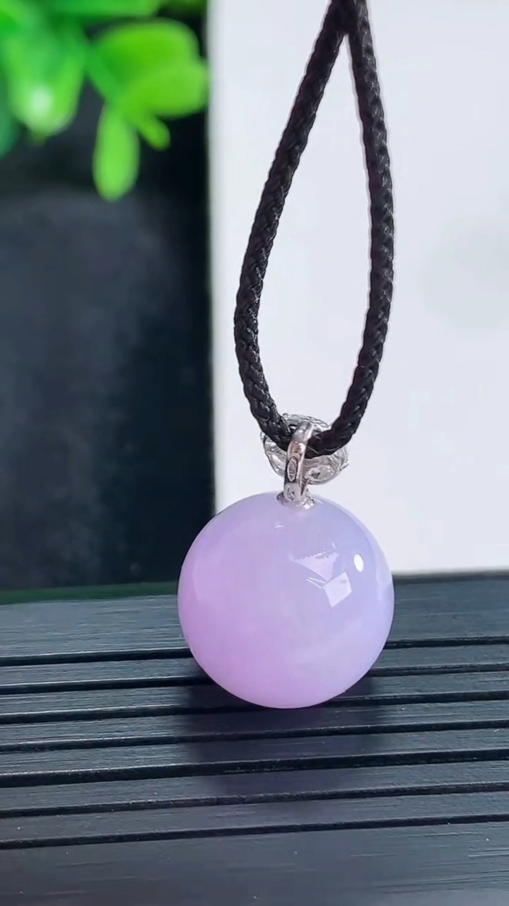 天然A货翡翠18K金紫罗兰圆珠吊坠尺寸13.9重量:5.24g4月14日
工厂直销收藏佳品,种好水足，色泽均匀，有种有色，上手高大气！