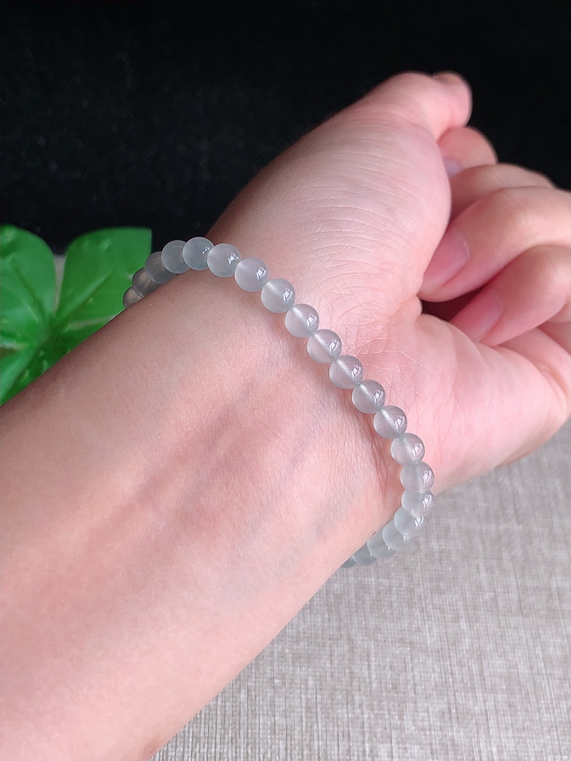 天然A货翡翠白冰白月光圆珠佛珠手串33颗 完
尺寸5mm 重量8.16g 0412